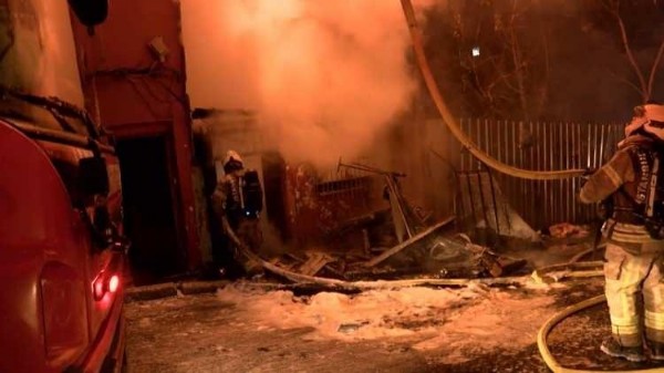 Beyoğlu'nda felaket! 3 katlı ahşap binada yangın